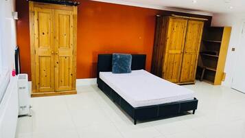 Studio | Free WiFi, bed sheets