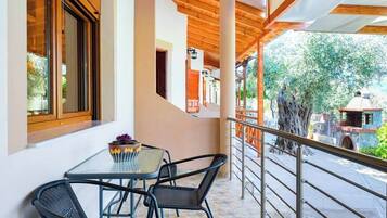 Classic-dobbeltværelse - delvis havudsigt | Terrasse/gårdhave