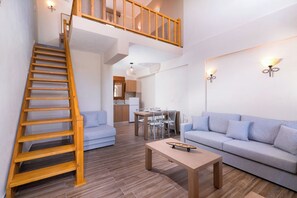 Deluxe-Apartment, Kochnische, eingeschränkter Meerblick | Wohnbereich | 200-Zoll-Flachbildfernseher mit Satellitenempfang