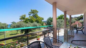 Deluxe-lejlighed - tekøkken - delvis havudsigt | Terrasse/gårdhave