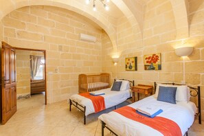 House - Centre Island Gozitan Farmhouse Pool (Kercem)