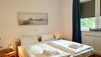 1 Schlafzimmer, Reisekinderbett, Bettwäsche