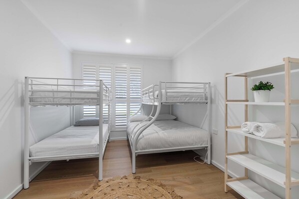 5 habitaciones, tabla de planchar con plancha, wifi y ropa de cama 