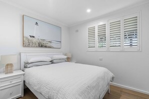 5 bedrooms, iron/ironing board, WiFi, bed sheets