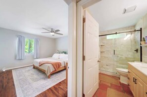 4 bedrooms, desk, iron/ironing board, free WiFi