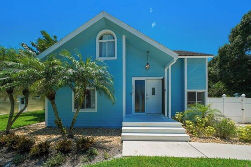 Jupiter Retreat with Private Pool By Dream Vacation