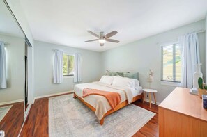 4 quartos, escrivaninha, ferros/tábuas de passar roupa