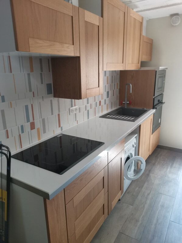 Kylskåp, mikrovågsugn, ugn och spishäll