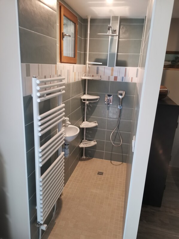 Dusche, Handtücher, Toilettenpapier