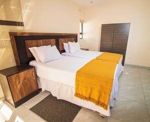 Espacio para trabajar con un portátil y sistema de insonorización