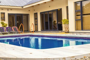 Una piscina al aire libre