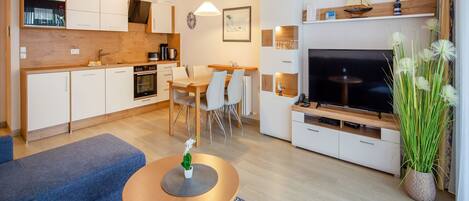 Televisie, een dvd-speler, een tafeltennistafel en een stereo