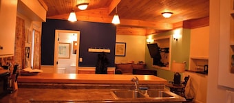 Cozy 2 BR by River- Crooked Steeple Hall