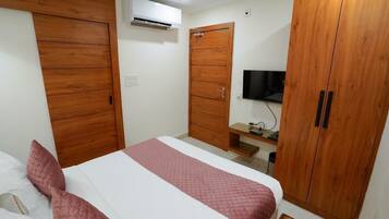 Escritorio, wifi gratis y ropa de cama