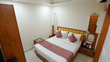 Luxury Room, City View | Desk, WiFi (free), bed sheets