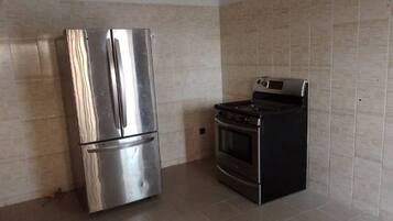 Fridge, oven, blender, cookware/dishes/utensils