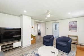 Smart-tv, een open haard, videospelletjes en een tafeltennistafel