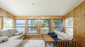 Smart TV, fireplace, video games, table tennis