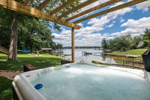 Couples Retreat - Hot Tub, Fire Pit, and Fireplace