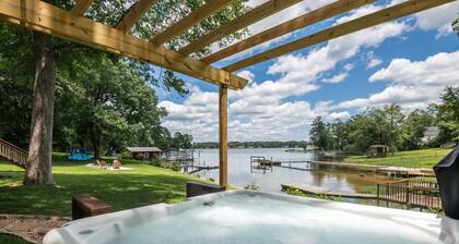 Couples Retreat - Hot Tub, Fire Pit, and Fireplace