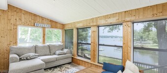 Couples Retreat - Hot Tub, Fire Pit, and Fireplace