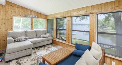 Couples Retreat - Hot Tub, Fire Pit, and Fireplace