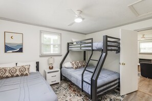 2 bedrooms, iron/ironing board, free WiFi, bed sheets