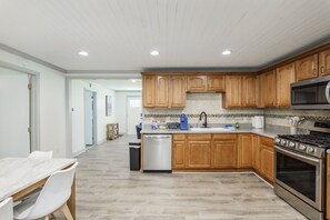 Frigorífico, placa de cocina y cafetera o tetera