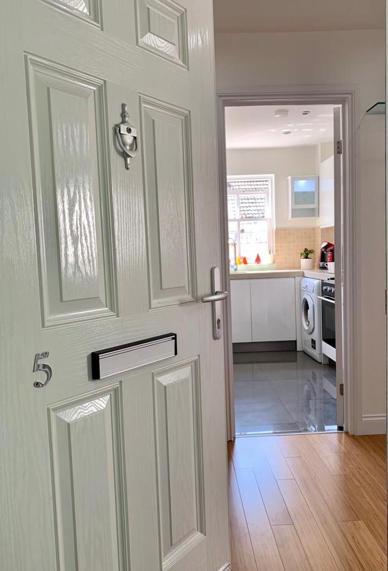 Apartamento | Cocina privada | Frigorífico, microondas, horno y placa de cocina