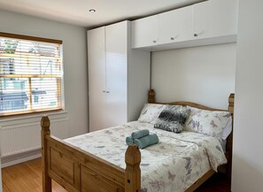 1 bedroom, iron/ironing board, free WiFi, bed sheets - London Retreat at Hindsley's Place (London)
