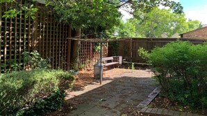 A backyard with a wooden fence, a bench, and a pergola. - London Retreat at Hindsley's Place (London)
