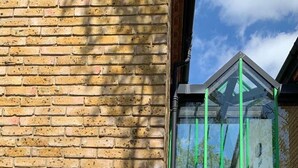 A brick building with a sign indicating '9-15 Hindsleys Place, Flat 1-8'. - London Retreat at Hindsley's Place (London)
