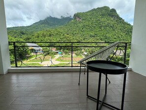 Habitación doble Deluxe, 1 cama King size, balcón, vista a la montaña | Terraza o patio