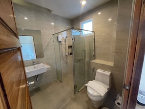 Deluxe tweepersoonskamer, 1 kingsize bed, balkon, uitzicht op bergen | Badkamer | Een douche, gratis toiletartikelen, een haardroger, zeep