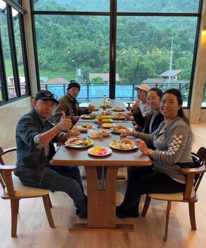 Desayuno de cocina local incluido todos los días