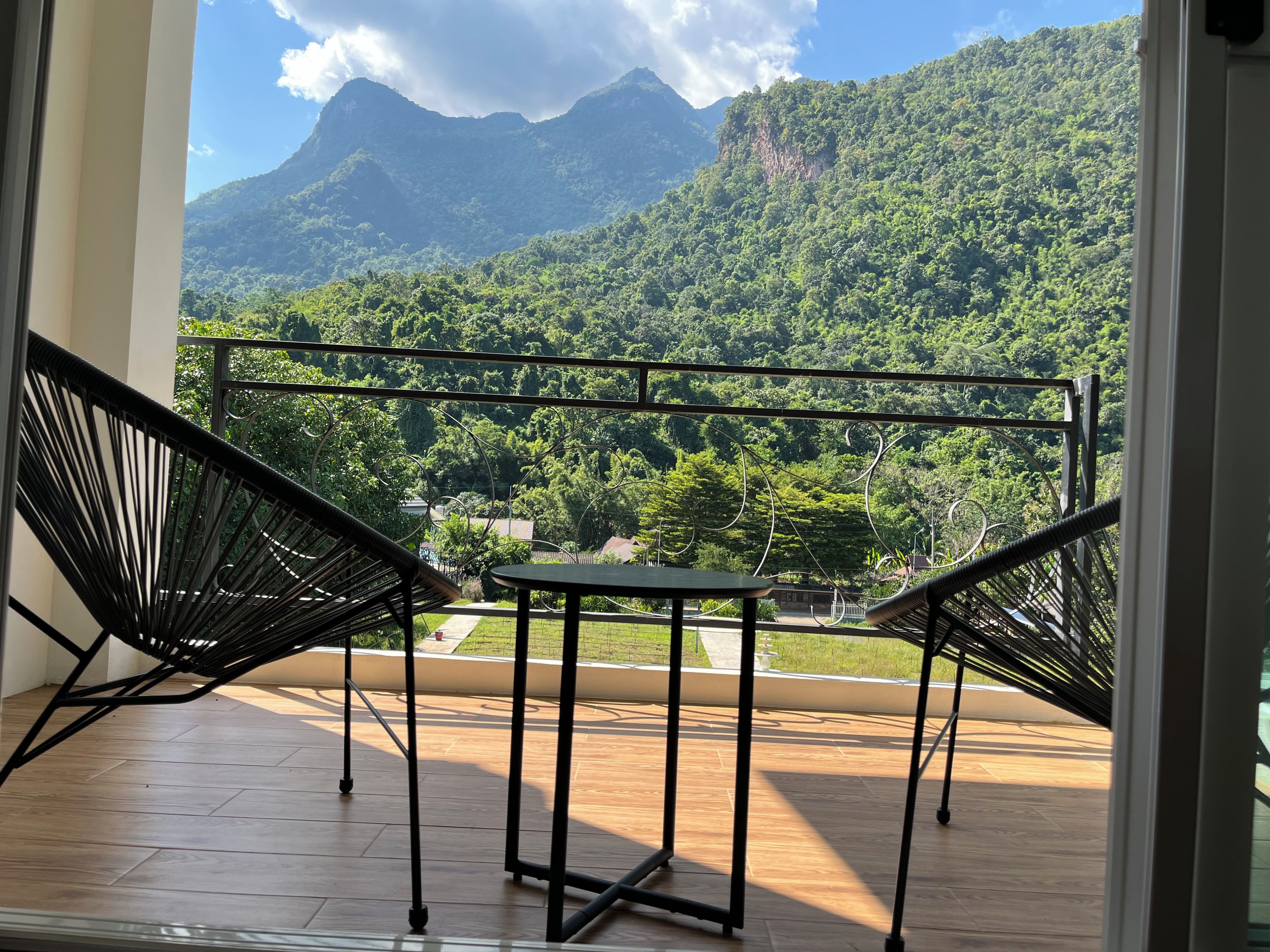 Un balcon donnant sur un paysage montagneux.