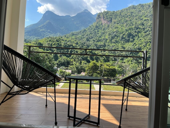 Un balcón con vistas a un paisaje montañoso.