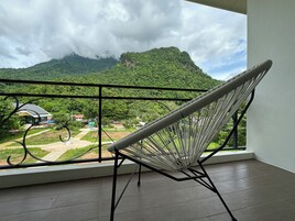 Habitación Deluxe doble, 1 cama de matrimonio grande, balcón, vistas a la montaña | Terraza o patio