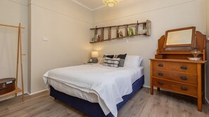 2 bedrooms, bed sheets - Lake Court in the heart of Forster (Forster)