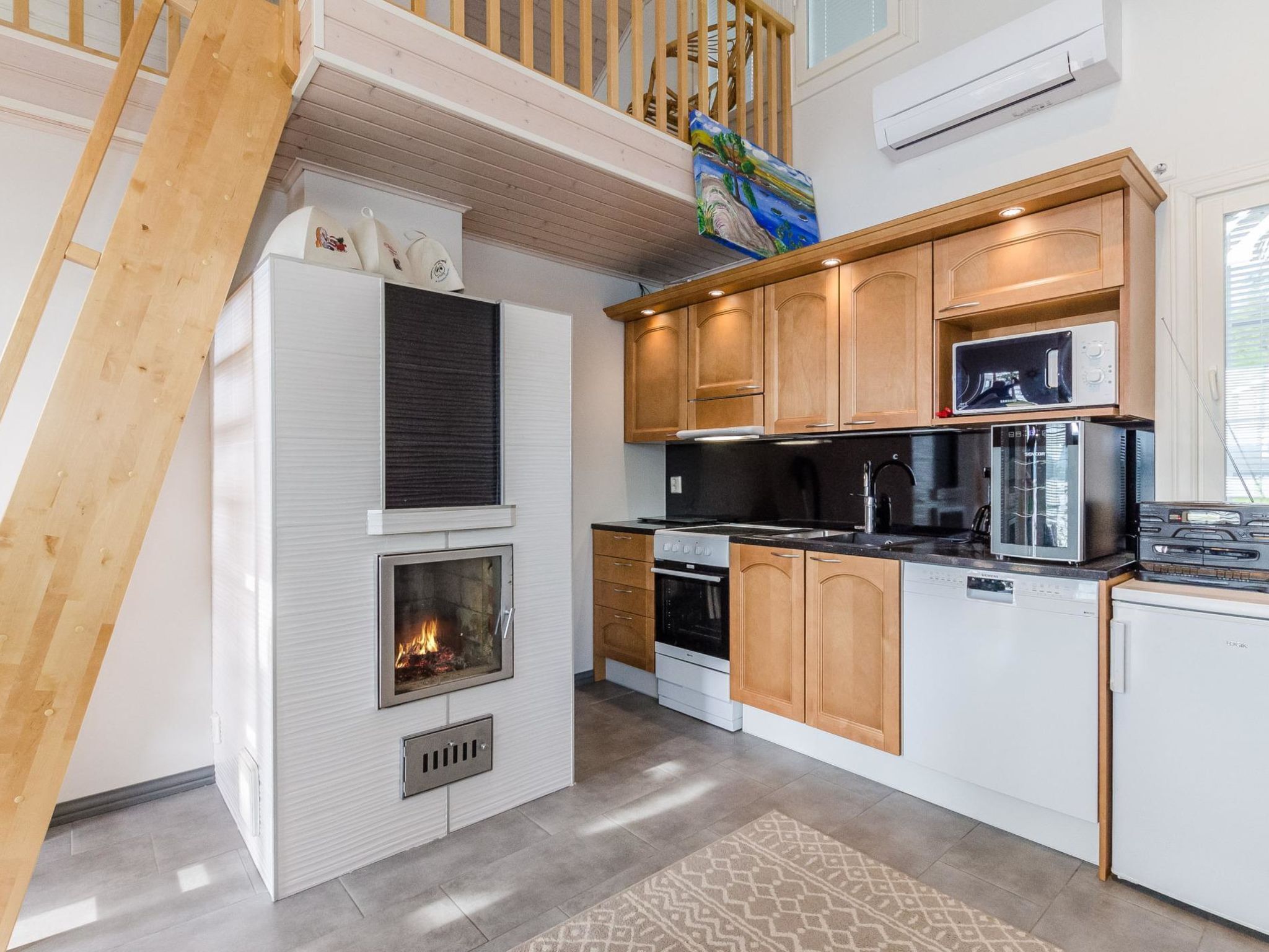 Fridge, microwave, dishwasher, cookware/dishes/utensils