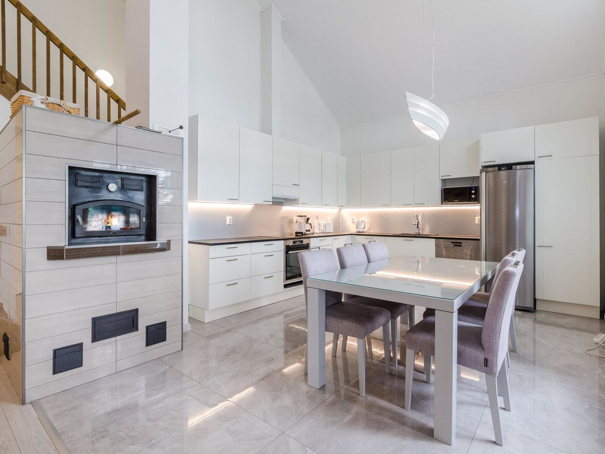 Fridge, microwave, dishwasher, cookware/dishes/utensils