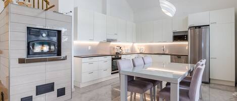 Kühlschrank, Mikrowelle, Geschirrspüler, Kochgeschirr/Geschirr/Besteck