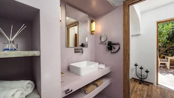 Double Room, Courtyard View | Bathroom | Shower, towels