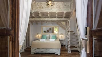 Deluxe Room, Courtyard View | Blackout drapes, soundproofing, iron/ironing board, free WiFi