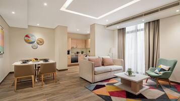 One-Bedroom Apartment | Safe på rommet, skrivebord, blendingsgardiner og strykejern/-brett