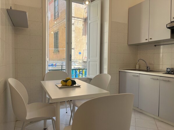 Kamer, keuken, uitzicht op de stad | Privékeuken | Een oven, een broodrooster, kookgerei, borden en bestek, kruiden