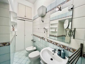 Room, Kitchen, City View | Bilik Mandi | Hulu semburan mandi hujan, pengering rambut, bidet, tuala disediakan 