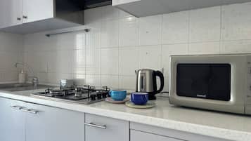 Camera, cucina, vista città | Area soggiorno | Smart TV