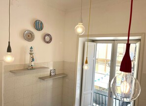 Room, Kitchen, City View | Ruang tamu | TV Pintar 
