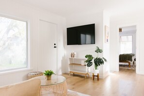 2 Schlafzimmer, Schreibtisch, Bügeleisen/Bügelbrett, Reisekinderbett
